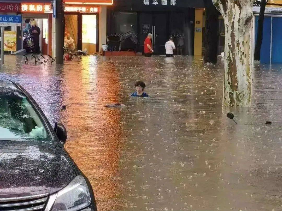皇冠信用網会员开户
_武汉发布暴雨临灾警报皇冠信用網会员开户
！武大校门被淹一米深